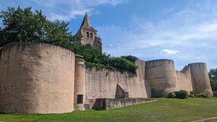 Ainay-le-Château fort